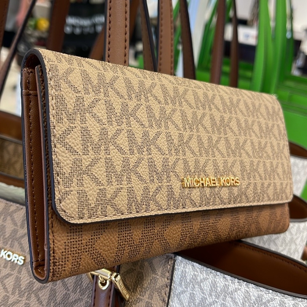 Michael Kors Jet Set Large Signature Logo Tri-Fold Wallet
Camel Multi 
NWT - Picture 3 of 16